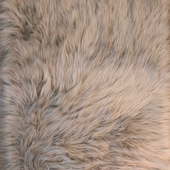 Fur rug - Picture 3 of 3